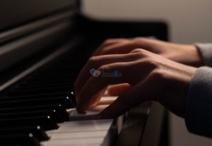 15122Ηχογραφώ κομμάτι συνοδείας πιάνου για σπουδαστές ή σολίστες φωνής ή οργάνου.